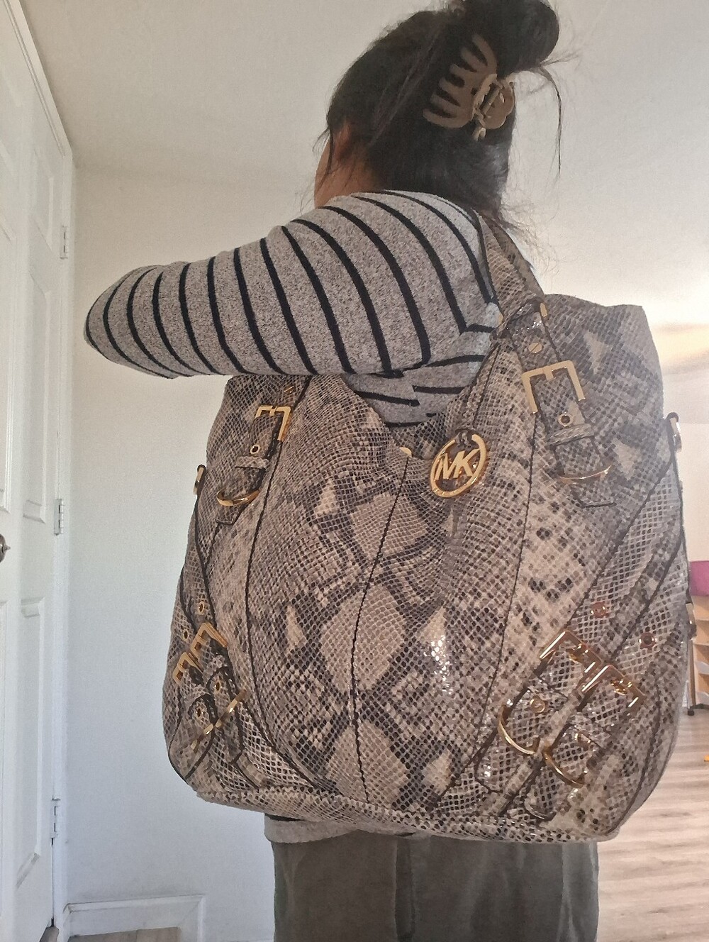 Michael Kors Milo Shoulder Tote In Snakeskin - Picture 6 of 6